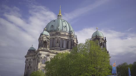 Slow-reveal-from-the-river-Spree-of-the-Evangelical-Supreme-Parish-Berlin-Cathedral,-Berliner-Dom