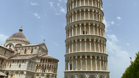 Leaning-tower-of-Pisa-next-to-Pisa-Cathedral-in-Italy-with-tourists-walking