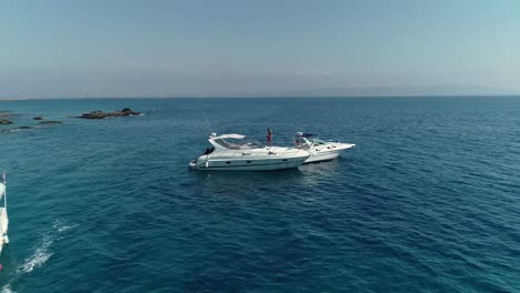 Vista-Aérea-De-Un-Yate-En-El-Golfo-Del-Líbano.