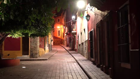 Lonely-street-in-Guanajuato-at-night-with-two-kids-playing