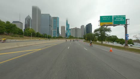 Chicagoer-Radfahrer-Fahren-Auf-Dem-Dusable-Lake-Shore-Drive-In-Richtung-Norden-Während-Der-Bike-The-Drive-2022-Loop-Skyline-Der-Innenstadt