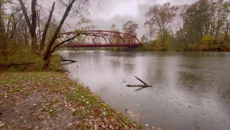 Rote,-Gewölbte-Fachwerkbrücke-An-Einem-Regnerischen-Tag-Im-Herbst