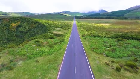 Imágenes-De-Drones-De-Una-Carretera-Interminable-En-La-Isla-De-Flores-Azores