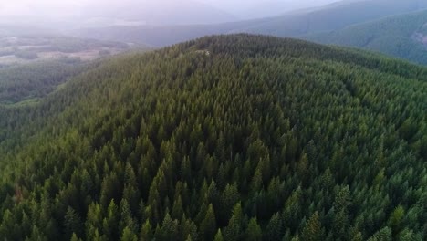 Zeitlupen-Schwenk-über-Einen-Bergrücken-Mit-Blick-Auf-Das-Darunterliegende-Tal