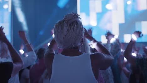 Reife-Blonde-Kurzhaarige-Frau-Hat-Eine-Tolle-Zeit-Bei-Einem-Konzert