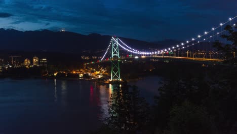 Autos-überqueren-Die-Brücke-Am-Abend