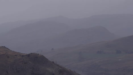 Neuseeländische-Herbstlandschaft-Mit-Bergen-Bei-Regen