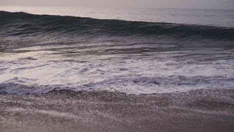 Slow-motion-of-ocean-waves-crashing-on-the-beach