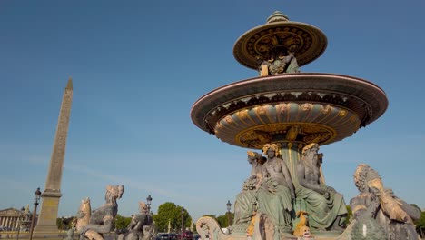 Obelisco-Egipcio-Y-Fuente-Marítima-Dorada-De-Los-Mares-En-París,-Francia