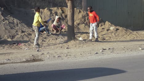 Los-Jugadores-Se-Oponen-Entre-Sí-Listos-Para-Patear-La-Botella-Vacía.