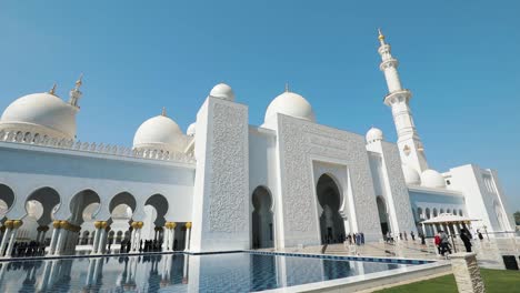 Toma-En-Movimiento-Hacia-La-Derecha,-La-Entrada-De-La-Mezquita-Sheikh-Zayed.