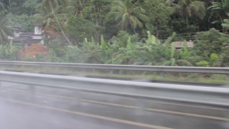 Salpicaduras-De-Agua-Causadas-Por-Neumáticos-De-Autobús-De-Conducción-Rápida-En-La-Carretera-Inundada-De-La-Autopista-En-Días-De-Lluvia