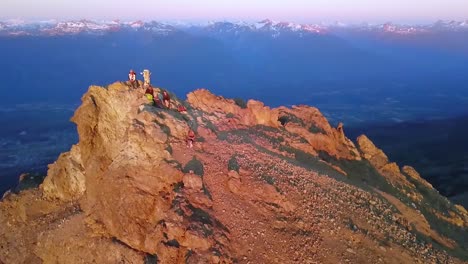 Dolly-Aus-Den-Menschen-Genießen-Die-Aussicht-Nach-Der-Wanderung-Zum-Gipfel-Des-Piltriquitron-Hügels,-Patagonien,-Argentinien