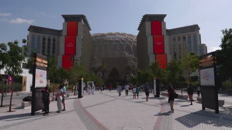 Los-Visitantes-Caminan-Por-Una-Exposición-En-La-Expo-De-Dubai.