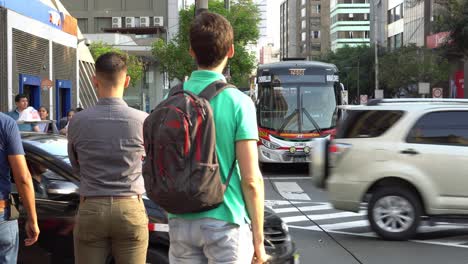 Menschen-Warten-An-Einer-Ecke-Einer-Belebten-Straße-In-Lima,-Peru,-Während-Der-Verkehr-Vorbeizieht