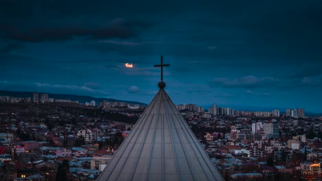 Salida-De-La-Luna-Detrás-De-La-Cruz-Cristiana-En-La-Cima-De-Una-Iglesia