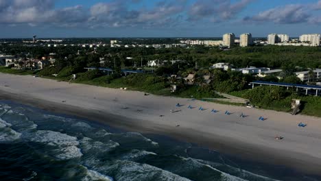 Eine-Kreisförmige-Hyper-Lapse---Zeitraffer-Aufnahme-Eines-Strandes-In-Florida