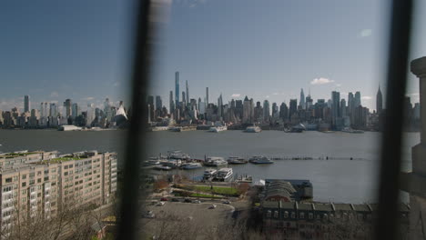 Manhattan-New-York-City-Skyline-in-the-Daytime,-View-from-New-Jersey