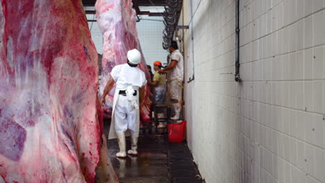 Arbeiter-Bereiten-Rohes-Rindfleisch-Im-Schlachthof-Zu