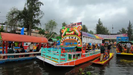 Montar-En-Trajineras-En-Xochimilco,-Los-Jardines-Flotantes-De-La-Ciudad-De-México.