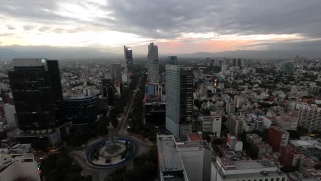 Una-Línea-Del-Cielo-Del-Día-A-La-Noche-En-La-Ciudad-De-México