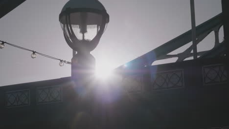 Detail-Eines-Laternenpfahls-Der-Tower-Bridge-In-London-Bei-Sonnenaufgang-Im-Sommer-2020