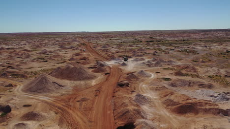 Luftaufnahme:-Drohnenaufnahme-Eines-Flugs-über-Einem-Opalbergbauwerk-Mit-Großen-Tagebaugruben-Darunter-In-Coober-Pedy,-Im-Südaustralischen-Outback