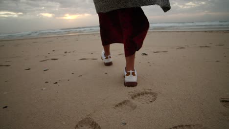 Mädchen-Zu-Fuß-Am-Strand-Nahaufnahme