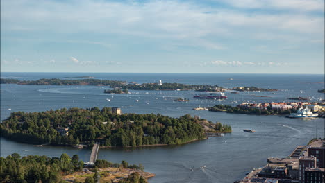 Timelapse-De-Barcos-Y-Un-Transbordador-En-La-Costa-De-Helsinki,-Día-De-Verano-En-Finlandia