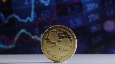 Einzelne-Langsam-Rotierende-Kryptowährungs-Ripple,-XRP,-Kryptomarkt,-Bitcoin-Börse-Im-Hintergrund