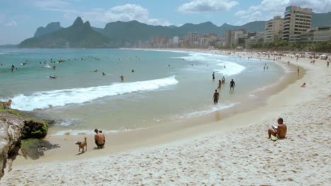 Toller-Tag-Am-Strand-Von-Ipanema.-Viele-Leute-Genießen-Einen-Sonnigen-Tag