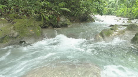 Detail-Des-Wasserfalls-Des-Flusses-Mulito-Pedernales-In-Der-Dominikanischen-Republik