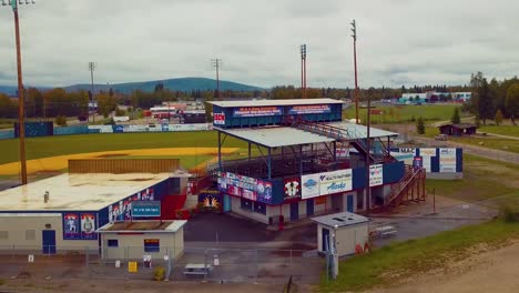 Video-De-Drones-4k-Del-Campo-De-Béisbol-Goldpanner-En-Fairbanks,-Ak-Durante-El-Día-De-Verano