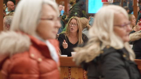 Gruppe-Von-Frauen-Trinken-In-Der-Weihnachtsmarkt-Bar