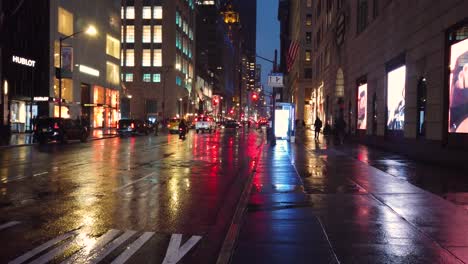 Tomada-Desde-La-Calle-57-Al-Sur-De-La-Quinta-Avenida-En-La-Ciudad-De-Nueva-York-En-Una-Lluviosa-Noche-De-Abril.