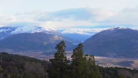 En-El-Corazón-De-La-Patagonia-Argentina,-Estas-Montañas-Rodean-Todo-El-Pueblo-De-El-Bolsón