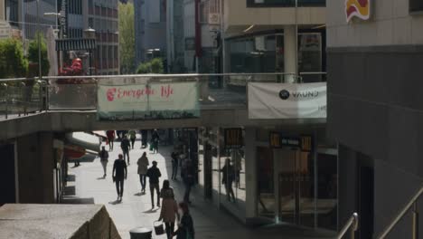 Mujer-Con-Bolso-Corriendo-Escaleras-Abajo-En-El-área-Metropolitana-De-Stuttgart-Durante-El-Almuerzo,-Alemania,-Europa,-ángulos-De-Visión-Panorámica