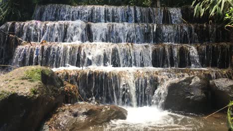 Las-Mejores-Imágenes-Del-Río-Volcánico-Tropical-Y-La-Cascada-De-Agua-Dulce.