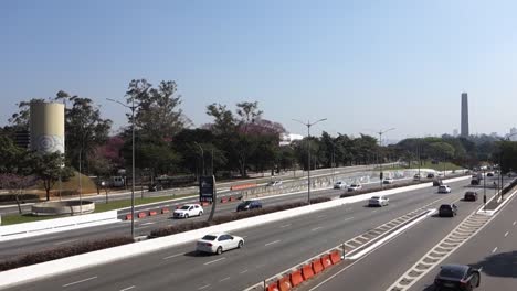 Raser-Auf-Der-Avenida-23-De-Maio,-Einer-Wichtigen-Autobahn-Der-Stadt