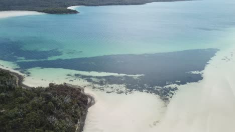 Imágenes-De-Drones-Inclinadas-Hacia-Una-Playa-Cristalina