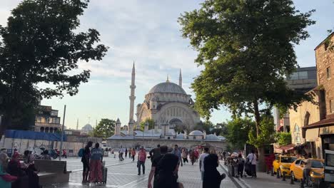 Caminando-Hacia-Santa-Sofía-En-Estambul-En-Un-Día-De-Verano-Con-Un-Cielo-Azul-Durante-La-Hora-Dorada.