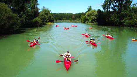 Luftaufnahme-Von-Menschen,-Die-An-Einem-Sonnigen-Tag-Zu-Zweit-Auf-Der-Donau-In-Ungarn-Kajak-Fahren