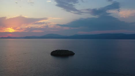 Eine-Kleine-Insel-Vor-Dem-Strand-Von-Vlychos-Plakes-Auf-Der-Insel-Hydra,-Griechenland