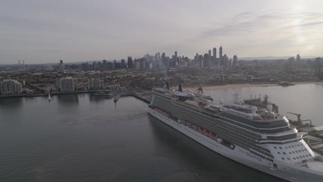 La-Llegada-Del-Crucero-Bloqueó-Los-Pasajeros-Del-Coronavirus-Covid19-Que-No-Pudieron-Desembarcar.