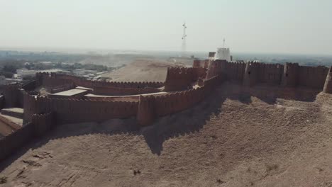 Vista-Aérea-De-La-Pared-Exterior-Del-Fuerte-Kot-Diji.