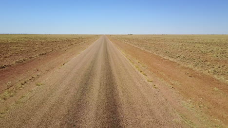 Un-Dron-Aéreo-Disparó-Sobre-Un-Turista-Emocionado-En-El-Interior-De-Australia,-Alice-Springs.