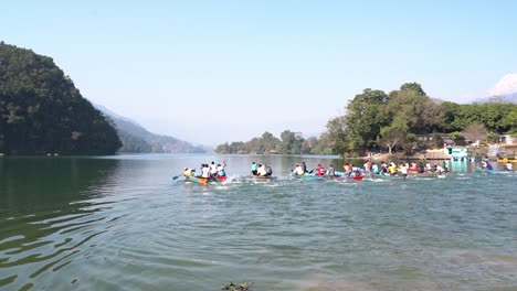 Equipo-De-Personas-Compitiendo-Para-Ganar-La-Carrera-De-Botes-De-Remos-En-El-Lago-Fea.