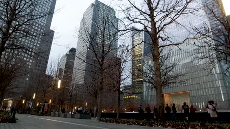 Ein-Zeitraffer-Von-Menschen,-Die-Abends-Im-World-Trade-Center-Memorial-Park-In-New-York-City-Spazieren-Gehen