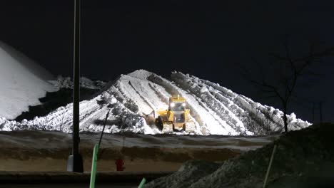 Montaña-Hecha-De-Nieve-Por-Quitanieves-Industrial-Durante-Las-Operaciones-Invernales