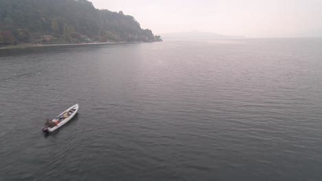 Fischer-Im-Lago-Maggiore-Auf-Einem-Motorboot